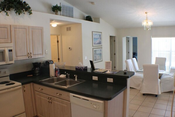 Kylskåp, mikrovågsugn, spishäll och diskmaskin