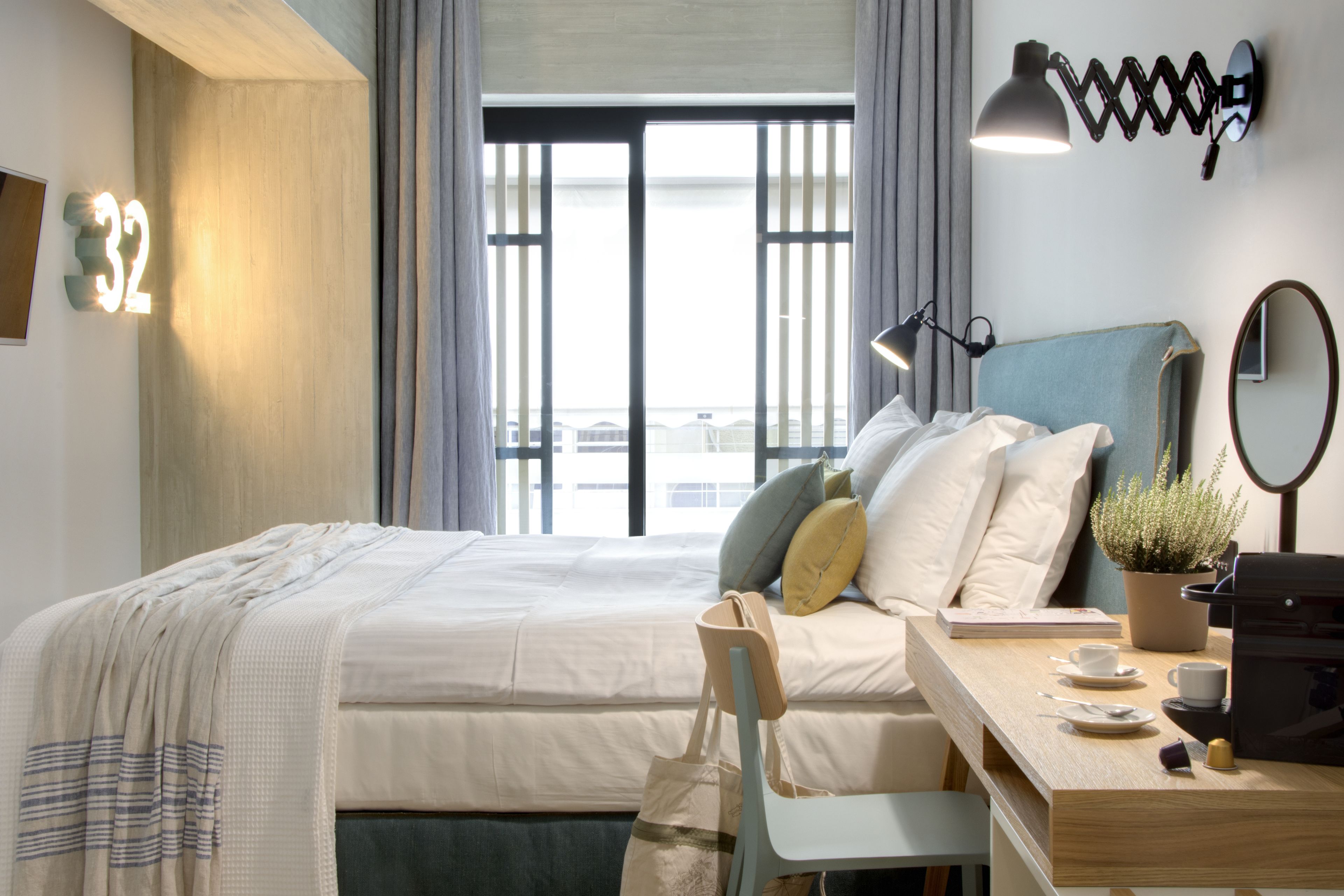 peer double room, balcony | minibar, in-room safe, soundproofing, iron/ironing board