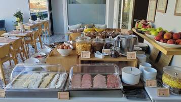 Frokost med lokale retter hver dag (EUR 15 per person)