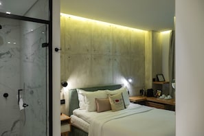 Proxy Double Room | Bathroom | Shower, rainfall showerhead, free toiletries, hair dryer