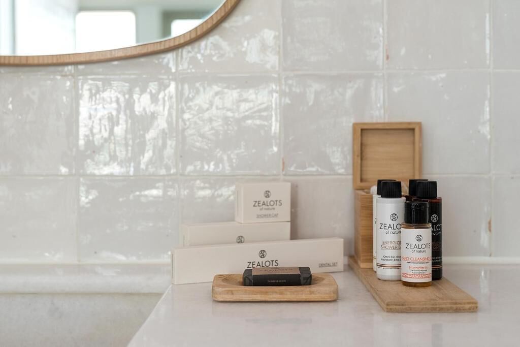 deluxe double room | bathroom | shower, rainfall showerhead, free toiletries, hair dryer