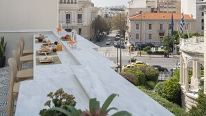 Terraza con comedor que da a una calle de la ciudad.