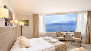 Suite – junior | Sengetøy av topp kvalitet, minibar, safe på rommet og skrivebord