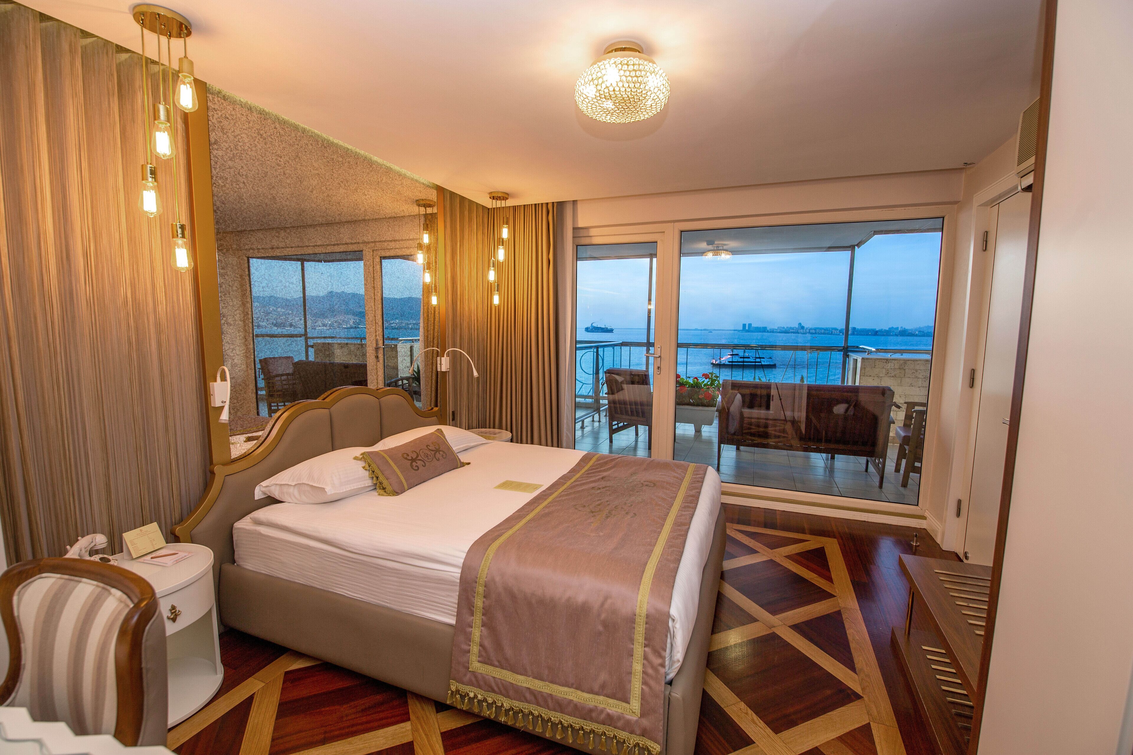 Deluxe Suite | Premium bedding, minibar, in-room safe, desk