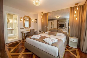 Deluxe suite | Luxe beddengoed, een minibar, een kluis op de kamer, een bureau