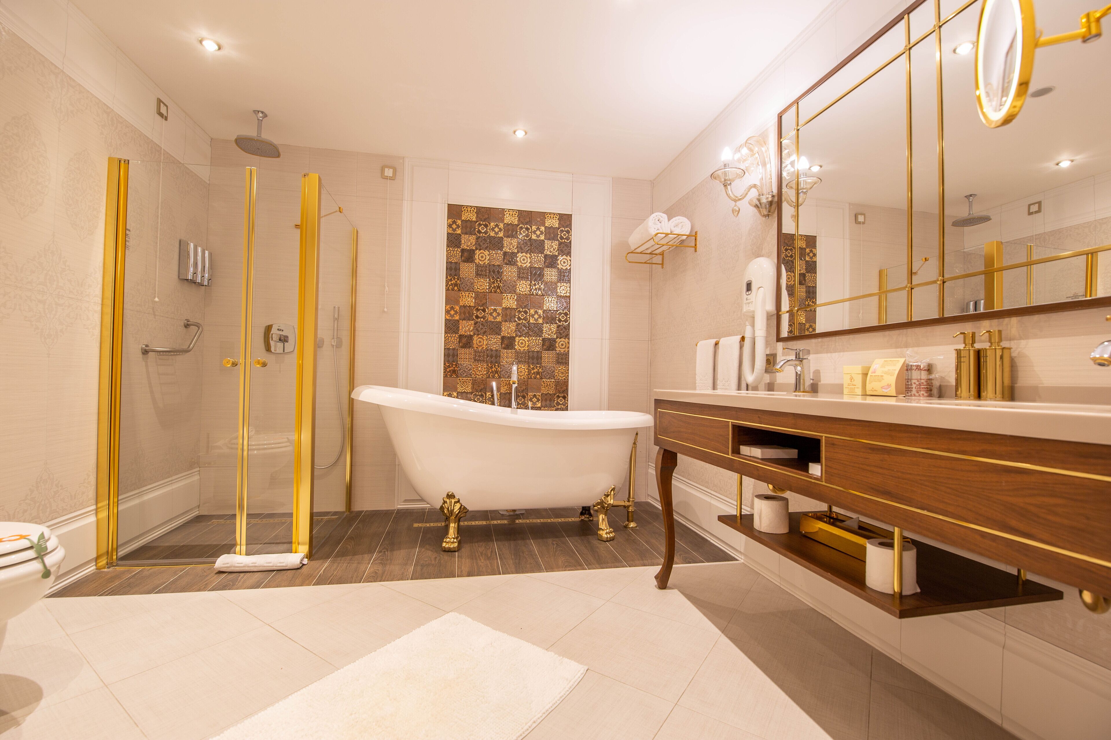 executive suite | bathroom | shower, hydromassage showerhead, free toiletries, hair dryer