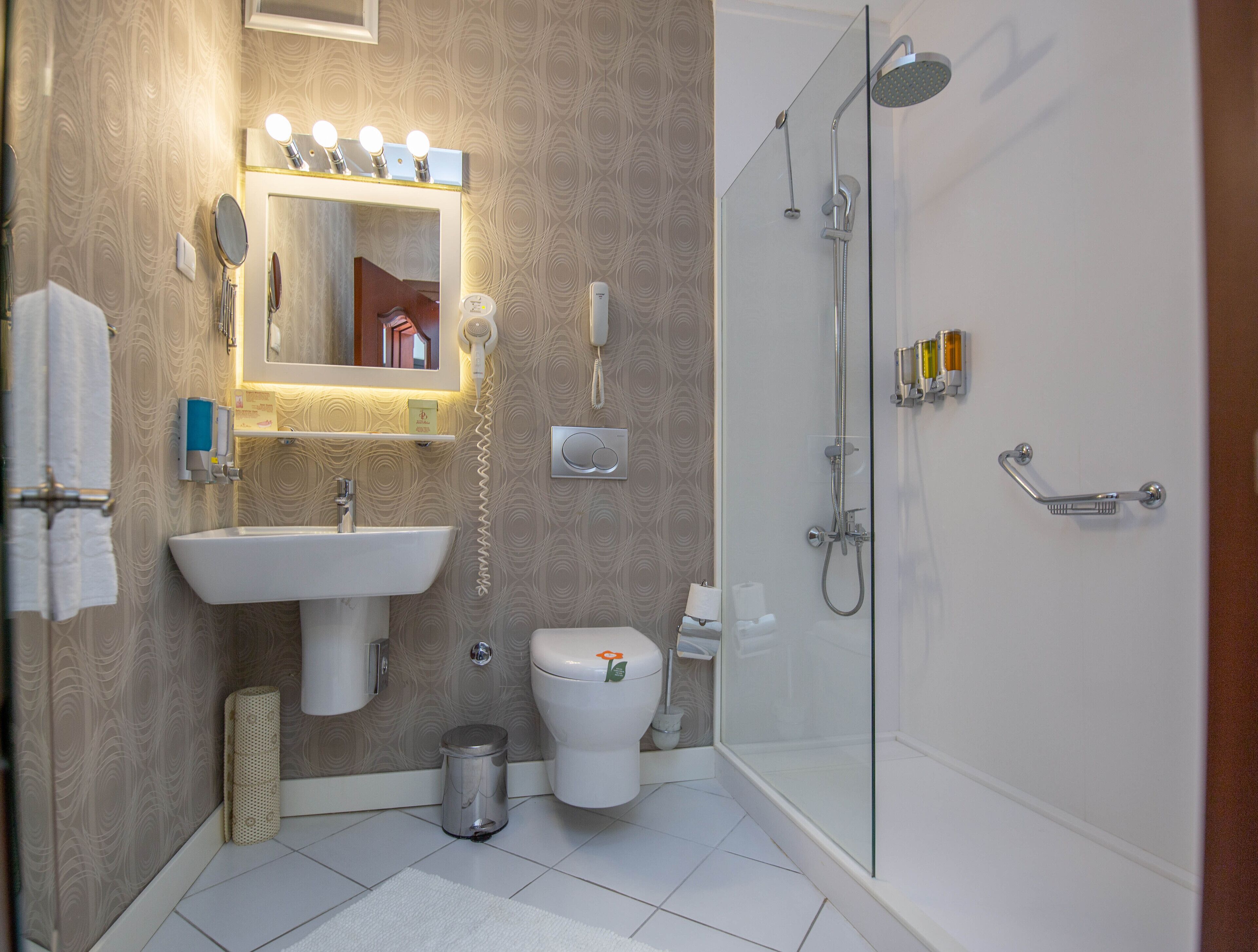 shower, hydromassage showerhead, free toiletries, hair dryer