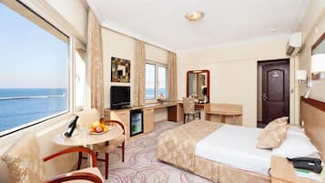 Deluxe-Doppel- oder -Zweibettzimmer, Meerblick | Hochwertige Bettwaren, Daunenbettdecken, Zimmersafe, Schreibtisch