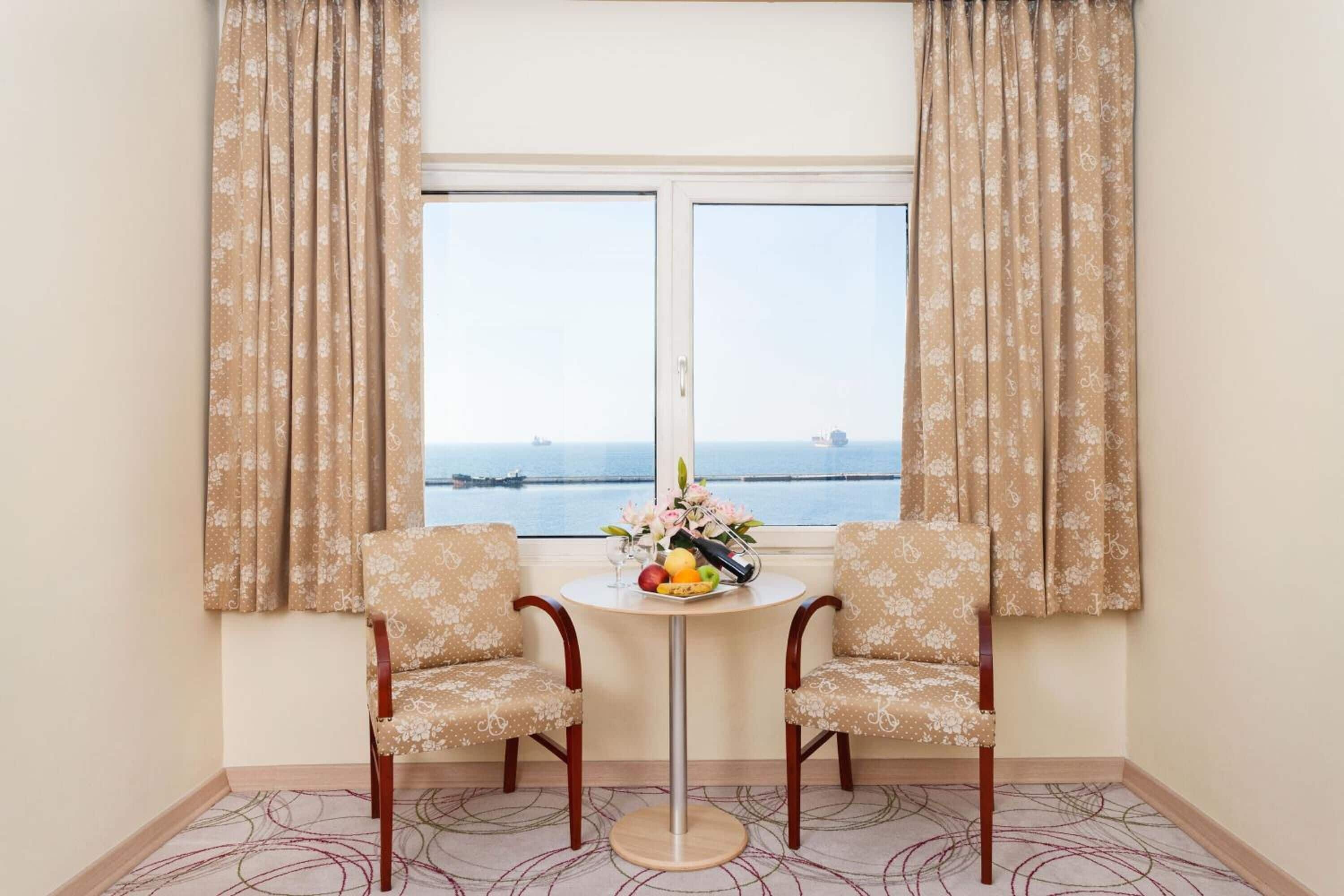 lunch and dinner served, seafood