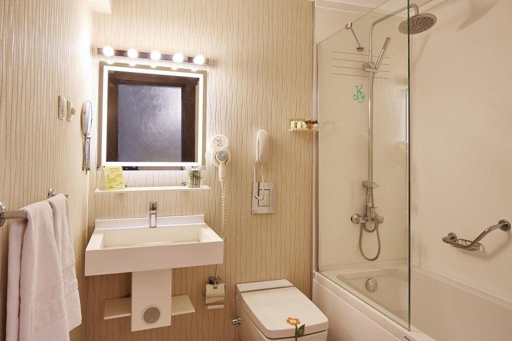 standard double or twin room, city view | bathroom | deep-soaking bathtub, free toiletries, hair dryer, slippers