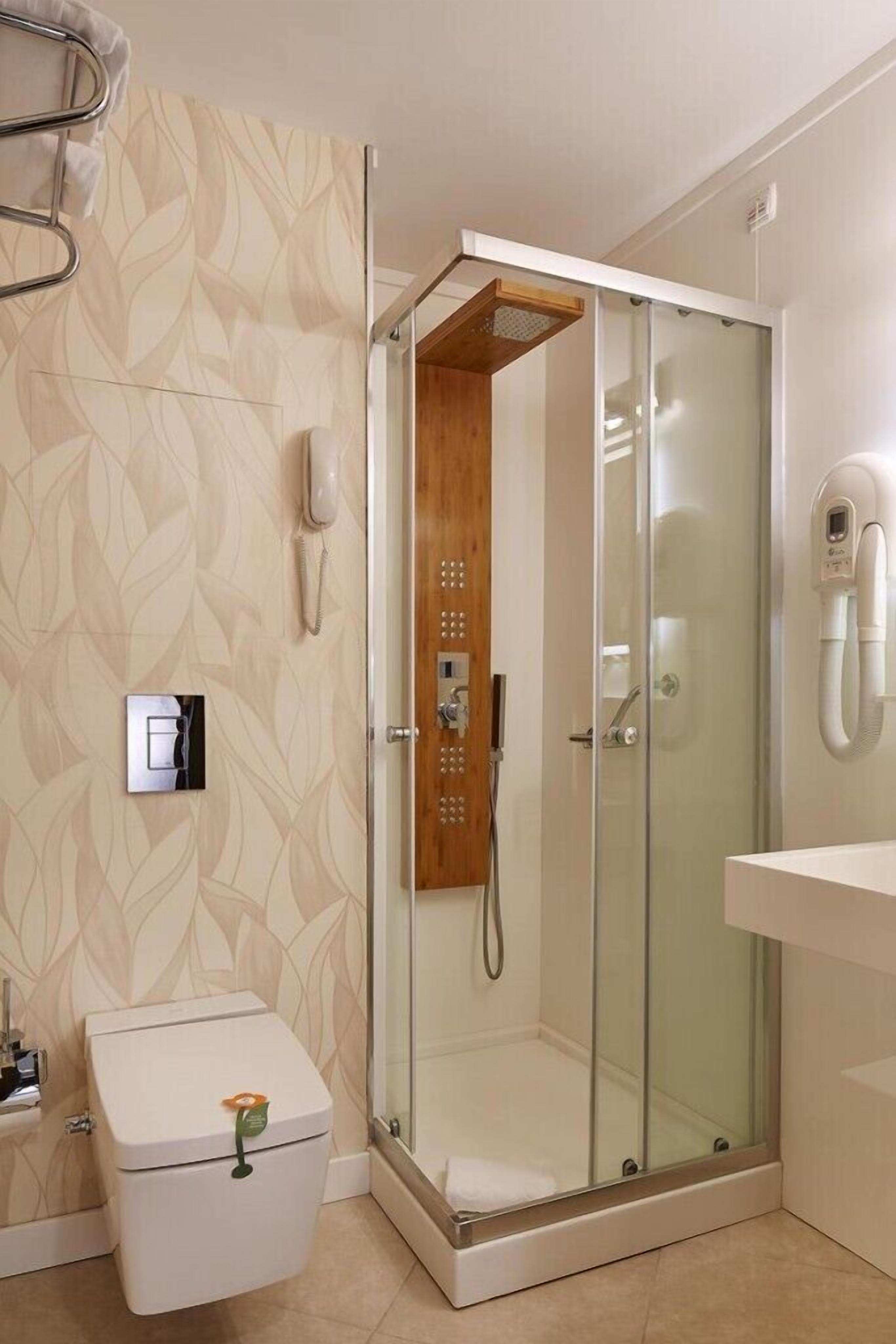 deluxe double or twin room, sea view | bathroom | deep-soaking bathtub, free toiletries, hair dryer, slippers