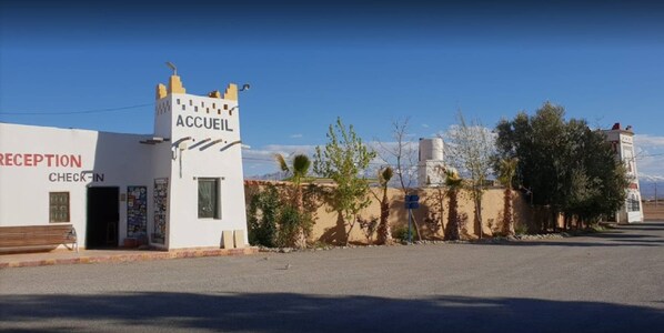 A building with a reception area and a tower labeled "ACCUEIL". - Ksar Timnay Hotel (Ait Ayach)
