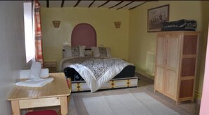 ห้องสแตนดาร์ด | ตู้นิรภัยในห้องพัก, โต๊ะทำงาน, เตารีด/โต๊ะรีดผ้า