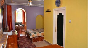 Habitación estándar | Caja fuerte, escritorio, tabla de planchar con plancha y cunas gratuitas
