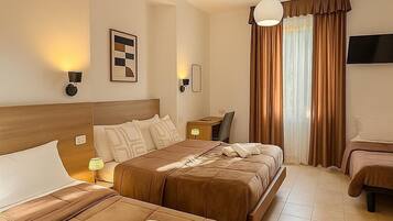 Economy-Vierbettzimmer | Zimmersafe, Bügeleisen/Bügelbrett, kostenloses WLAN, Bettwäsche