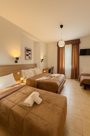 Habitación cuádruple económica | Caja de seguridad en la habitación y tabla de planchar con plancha 