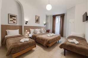 Habitación cuádruple económica | Caja fuerte, tabla de planchar con plancha, wifi gratis y ropa de cama