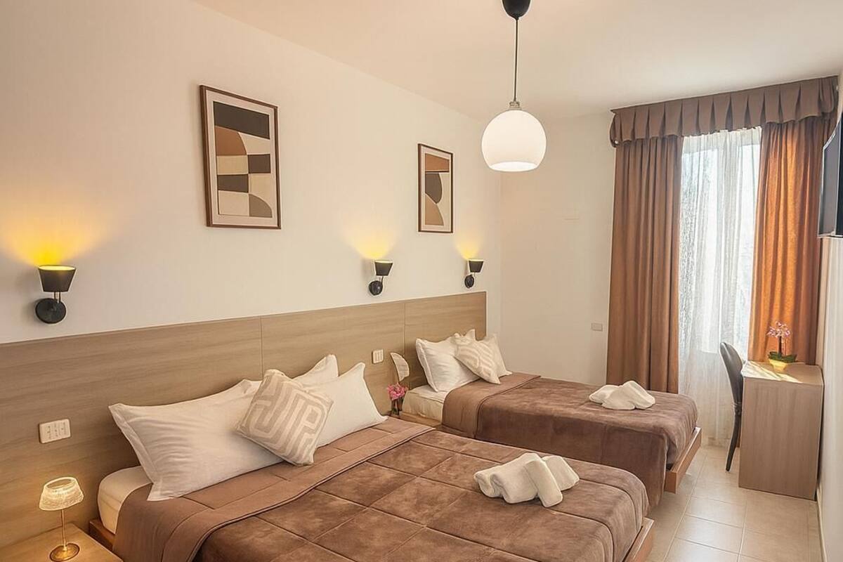 Comfort Triple Room | In-room safe, iron/ironing board (on request), WiFi (free), bed sheets