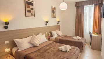 Comfort Triple Room | In-room safe, iron/ironing board, free WiFi, bed sheets