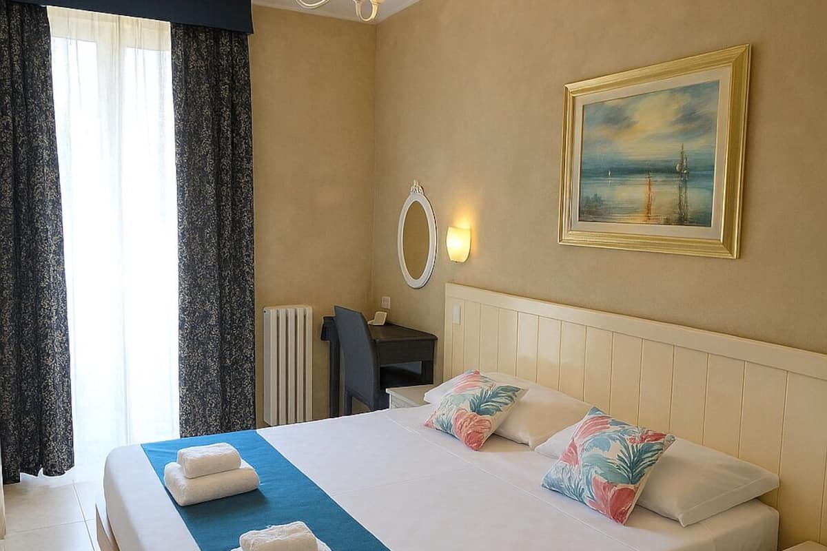 Classic Double or Twin Room, Non Smoking | Peti besi dalam bilik, seterika/papan seterika, Wi-fi percuma