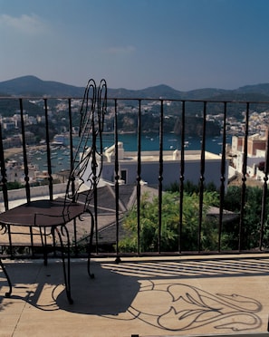 Deluxe Triple Room, Sea View | Garden view