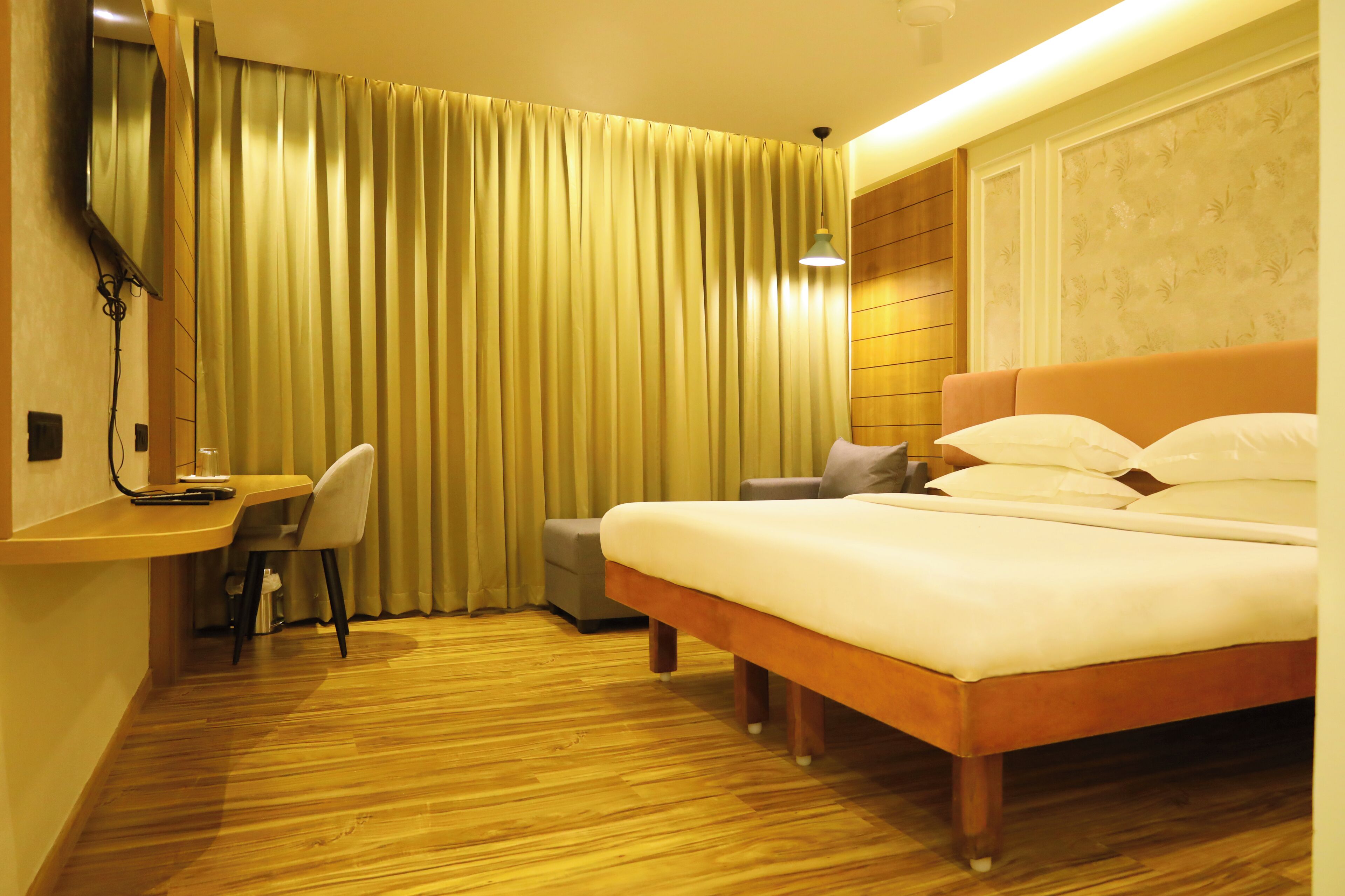 Suite, 1 King Bed | Egyptian cotton sheets, premium bedding, in-room safe