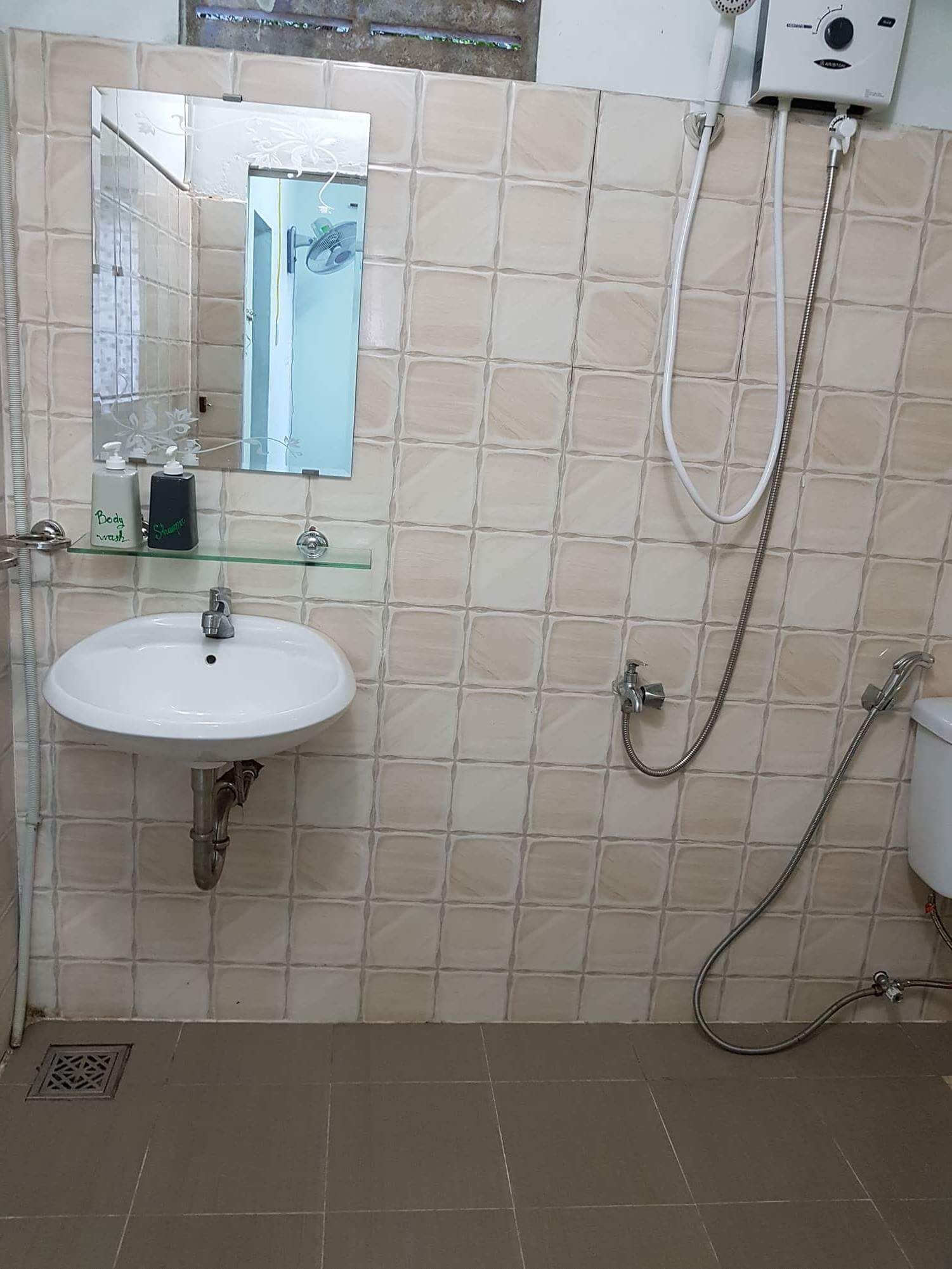 Kombinert dusj/badekar og hårføner