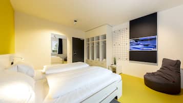 Tabla de planchar con plancha, wifi gratis y ropa de cama