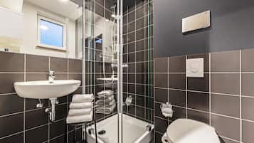 Standard-Doppelzimmer | Badezimmer | Dusche, kostenlose Toilettenartikel, Handtücher