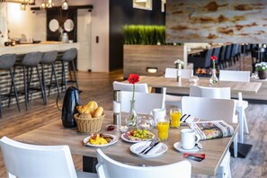 Tägliches Frühstücksbuffet gegen Gebühr