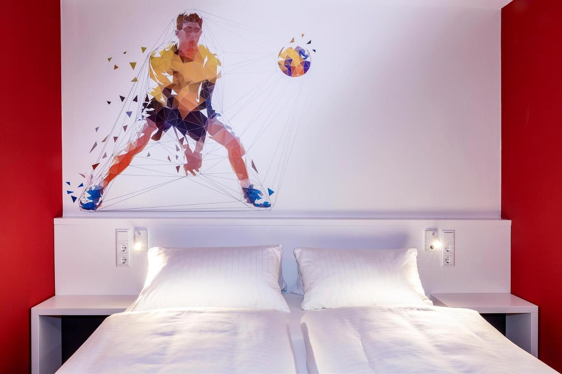 Una habitación de hotel con una cama grande, ropa de cama blanca y una obra de arte en la pared con una figura geométrica.