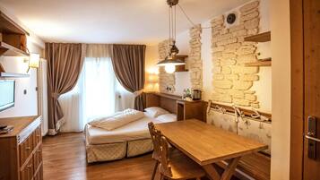 In-room safe, free WiFi, bed sheets