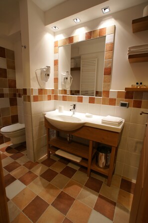 Shower, bidet, towels - Adler Family & Wellness Clubresidence (Moena)