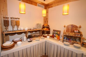 Kühlschrank, Mikrowelle, Herdplatte, Geschirrspüler