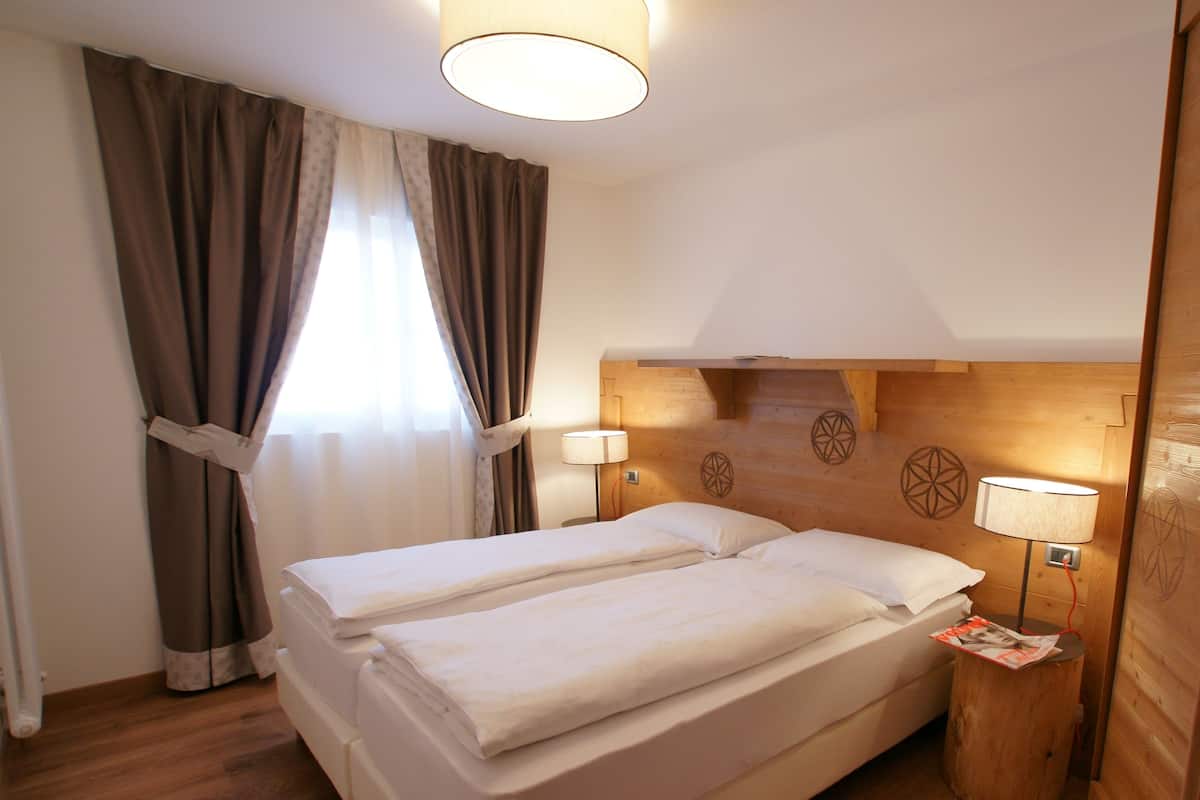 In-room safe, free WiFi, bed sheets