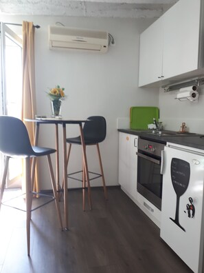 Kühlschrank, Ofen, Herdplatte, Kochgeschirr/Geschirr/Besteck