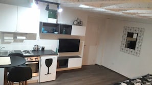 Kühlschrank, Ofen, Herdplatte, Kochgeschirr/Geschirr/Besteck
