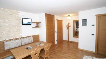 Familien-Suite | Wohnzimmer | 32-Zoll-LCD-Fernseher mit Satellitenempfang, Fernseher