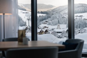 بوفيه فطور مجانًا يوميًا