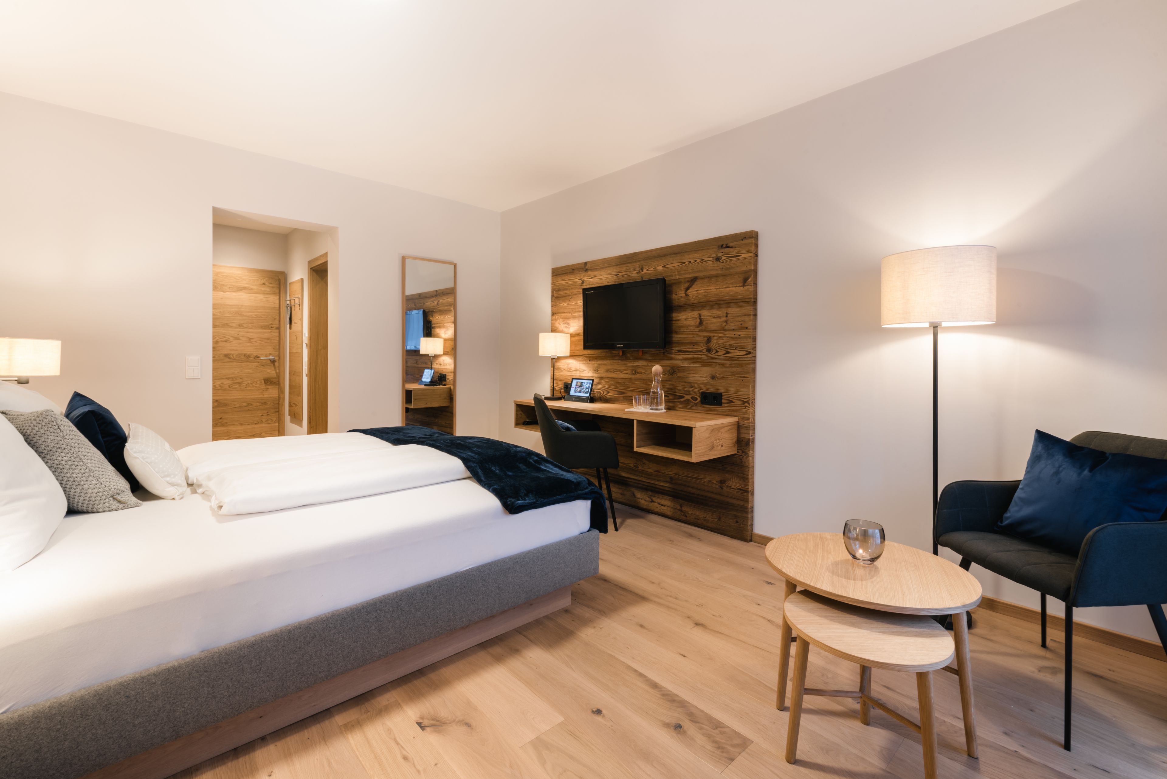 design double room, 1 king bed | premium bedding, in-room safe, desk, blackout curtains