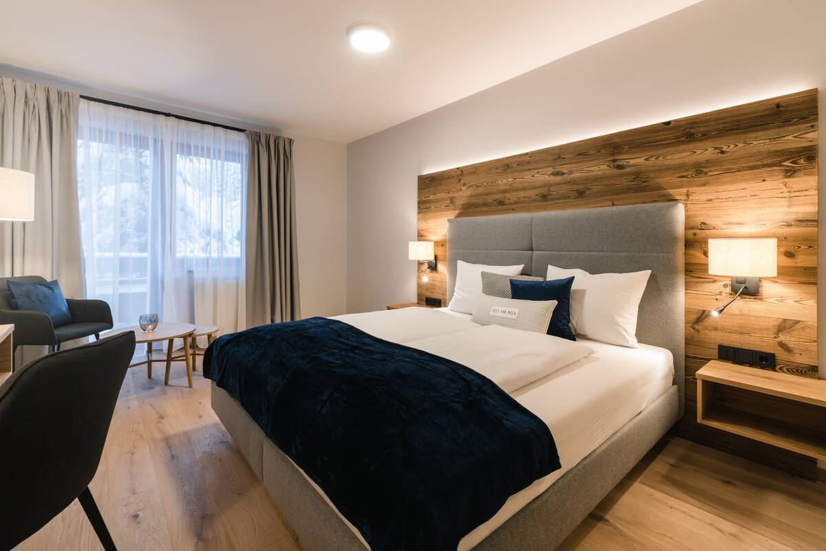 Ropa de cama de alta calidad y caja de seguridad en la habitación 