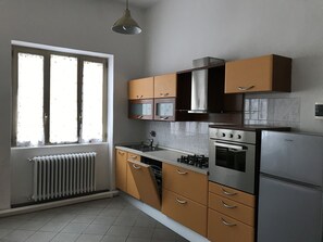 KĂŒhlschrank, Mikrowelle, Ofen, Herdplatte