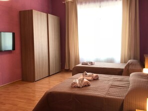 5 bedrooms, iron/ironing board, free WiFi, bed sheets