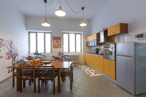 KĂŒhlschrank, Mikrowelle, Ofen, Herdplatte