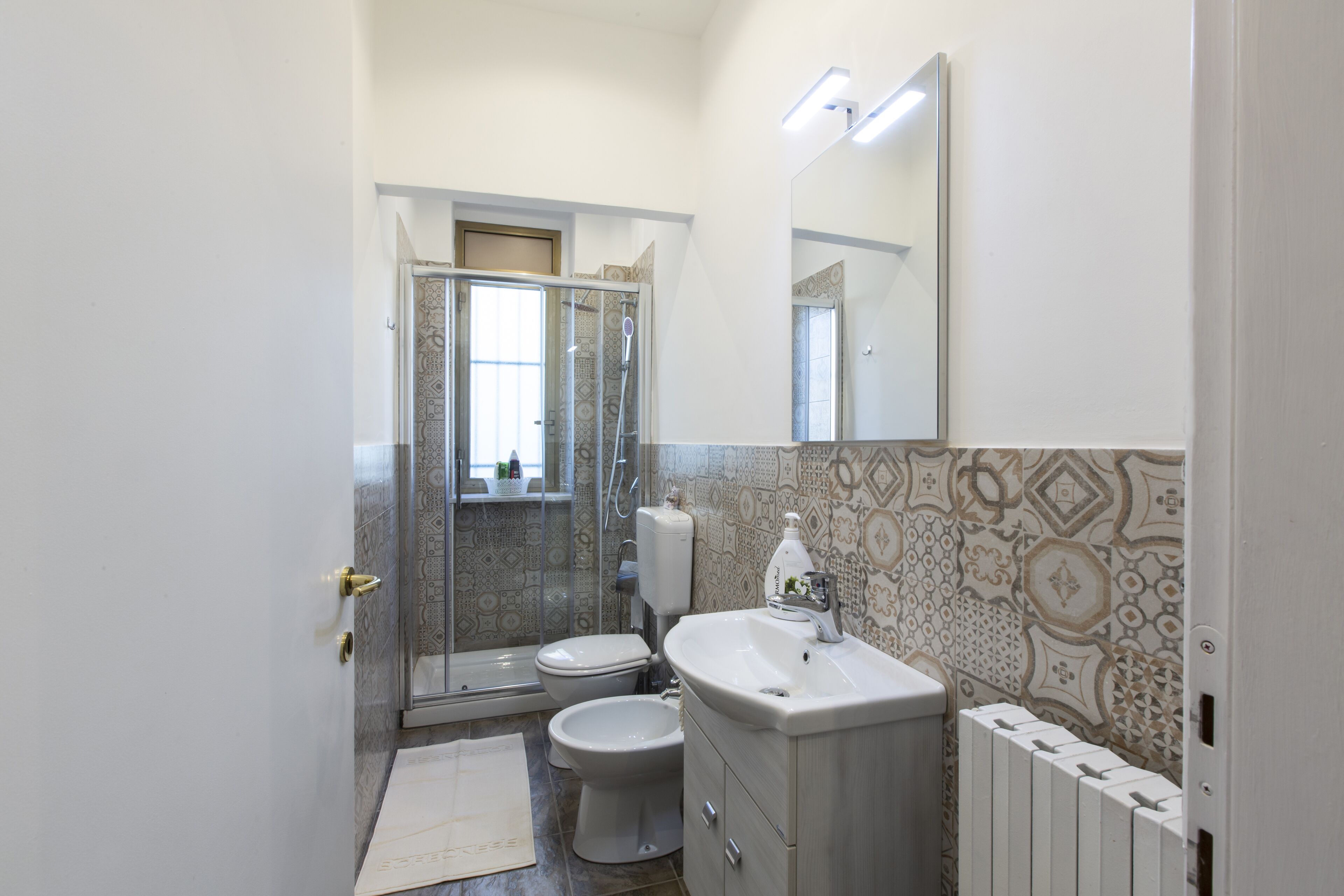 Ducha, secador de pelo, bidet, toallas