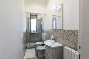 Regadera, secadora de cabello, bidet, toallas 