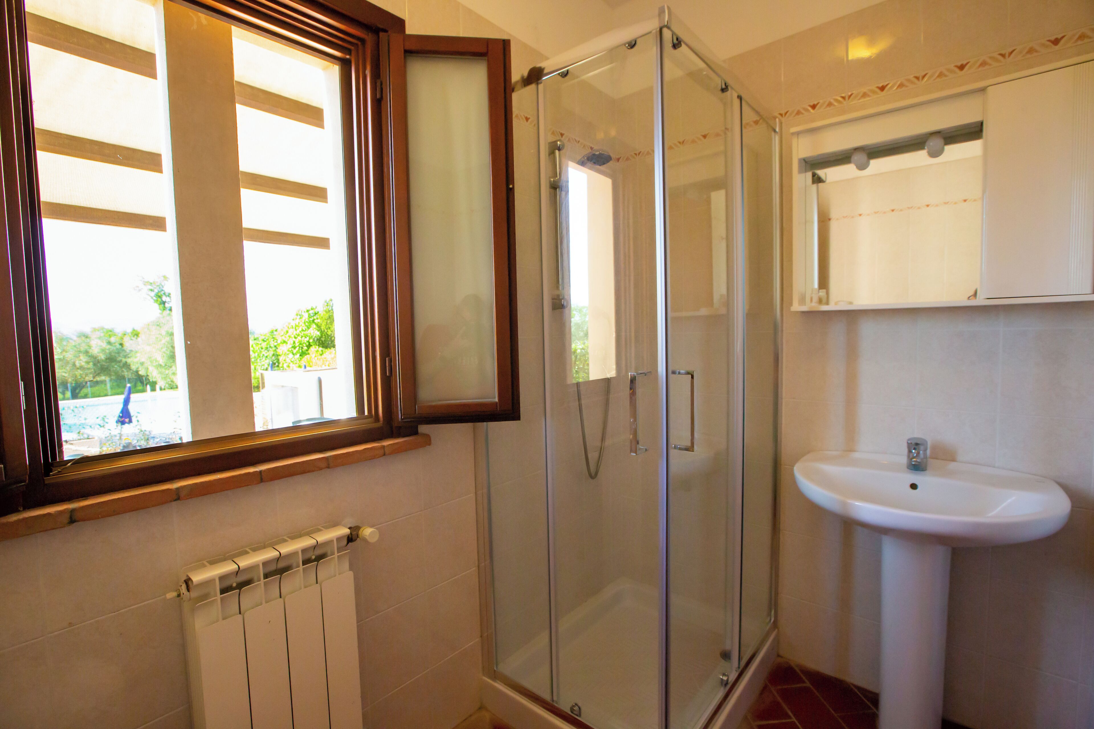 Shower, bidet, towels