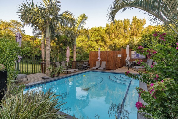 Utomhuspool, öppet 06.30 till 18.30, parasoller och solstolar