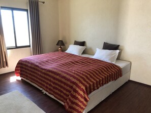 Eenvoudige bungalow, 1 slaapkamer | Verduisterende gordijnen, gratis wifi