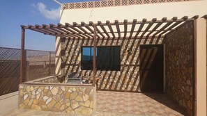 Eenvoudige bungalow, 1 slaapkamer | Uitzicht vanaf balkon